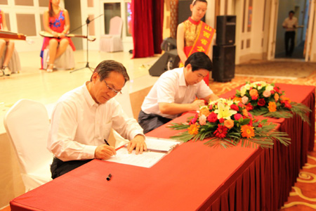 東芝中國總代表桐山輝夫同廣東省山西商會(huì )會(huì )長(cháng)、廣州大運集團董事長(cháng)遠勤山簽署合作協(xié)議書(shū)
