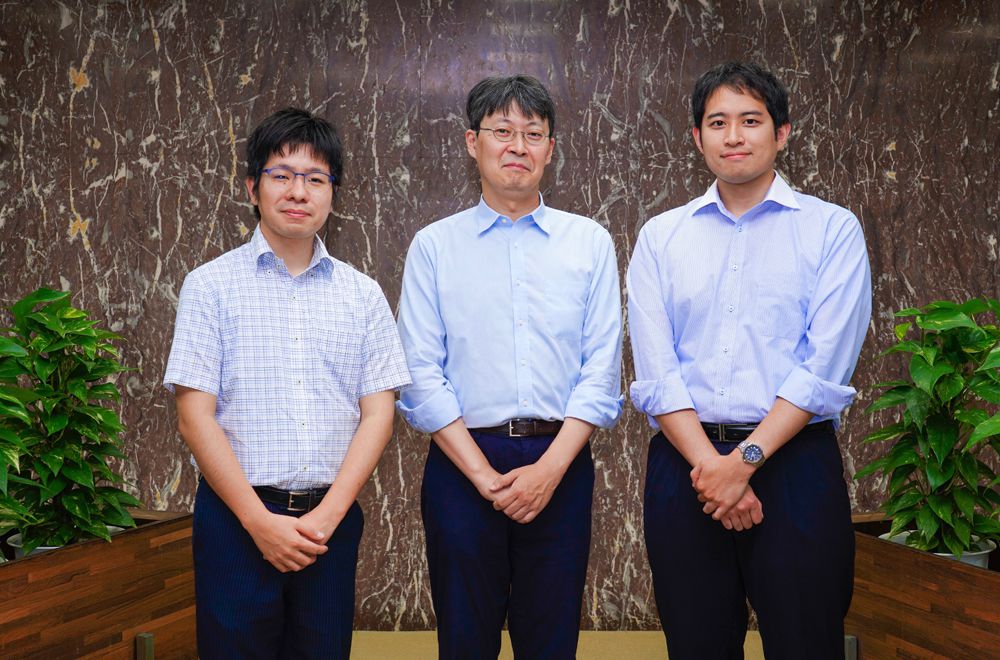 從左至右依次為：株式會(huì )社東芝 研發(fā)中心 進(jìn)博正、高田正彬、志賀慶明